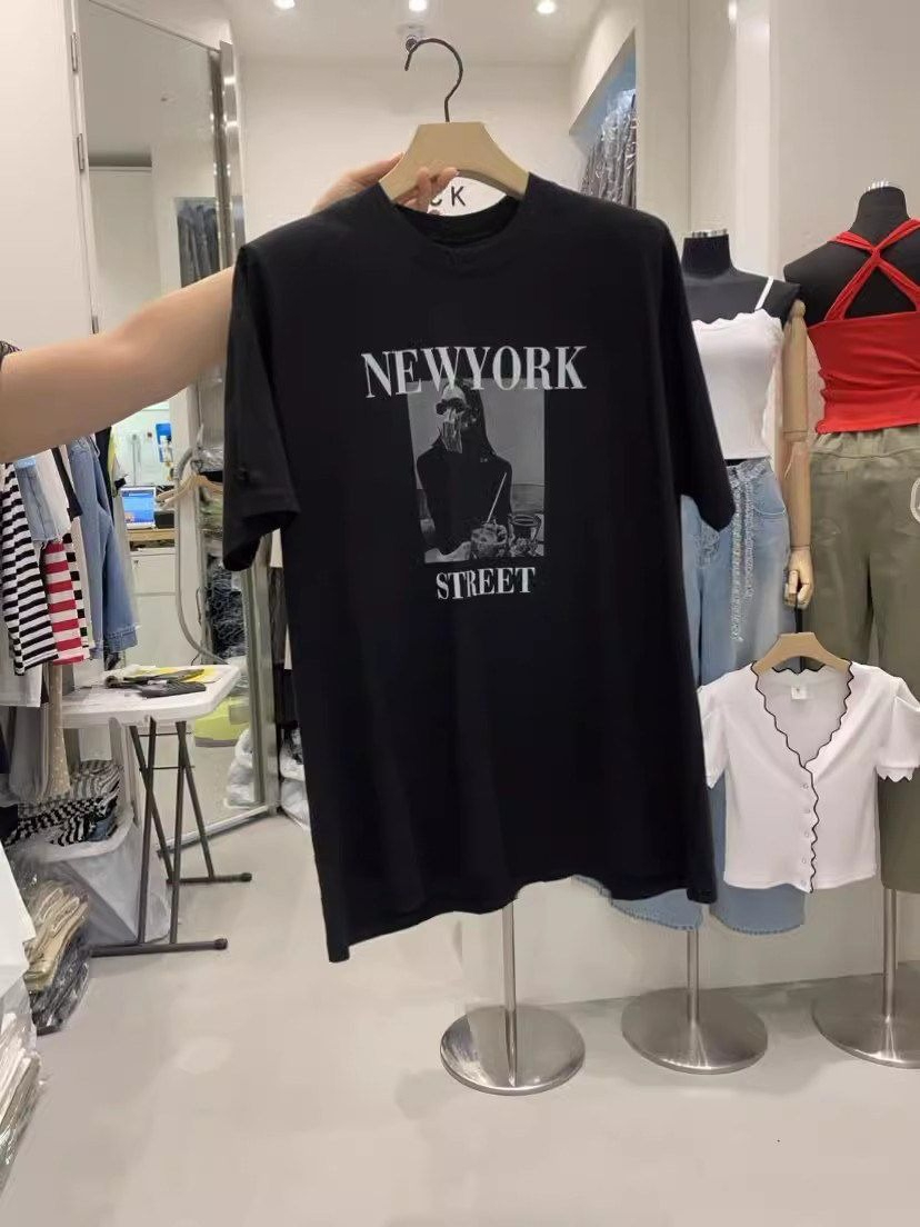 New York Street Fashion Girl G - مراجعة Street Fashion New York 2026 وسعره